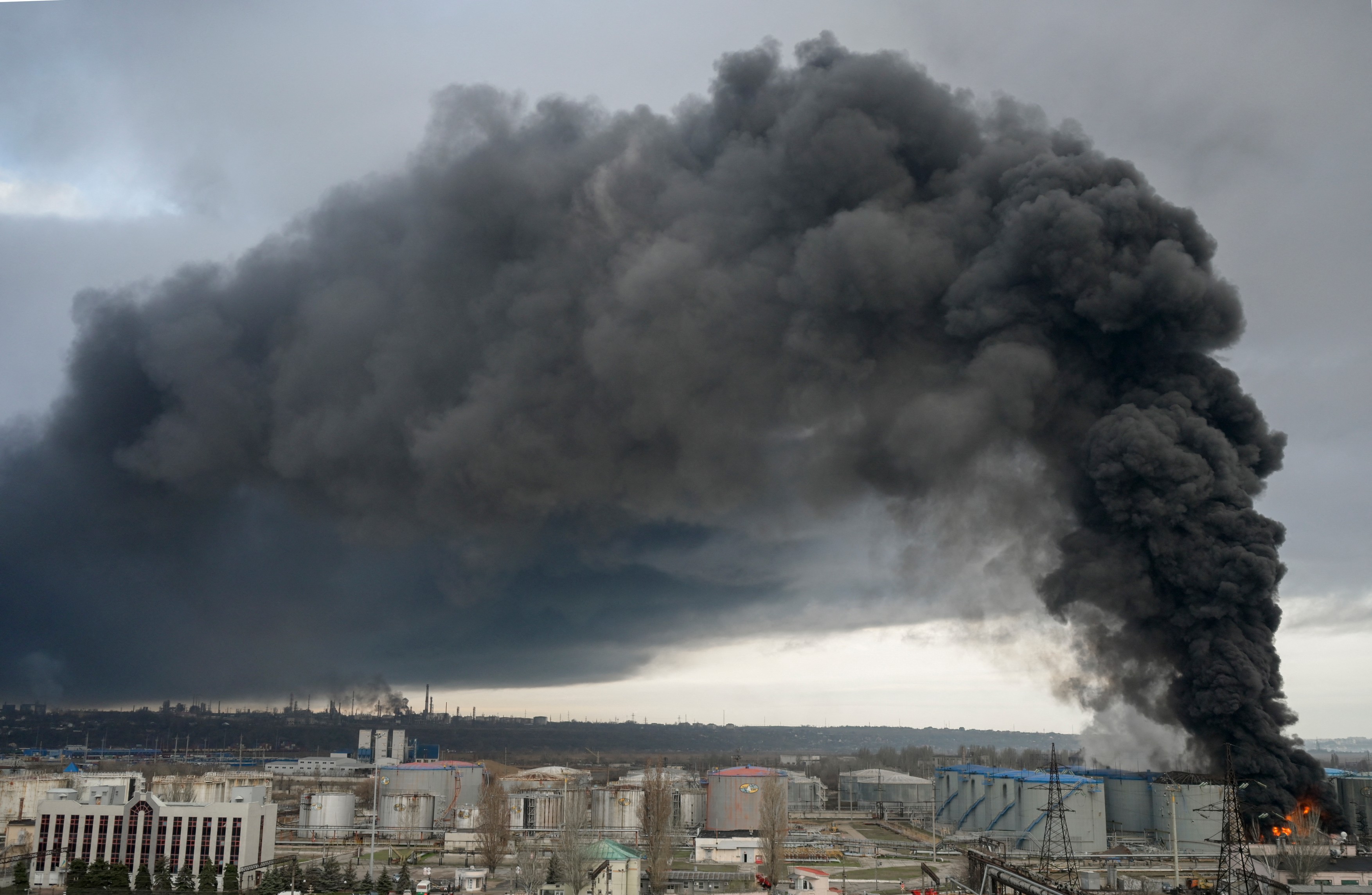 Нападение на нефтеперерабатывающие заводы. Кременчугский нефтеперерабатывающий завод. Нефтеперерабатывающий завод Кременчуге уничтожен. НПЗ Одесса.